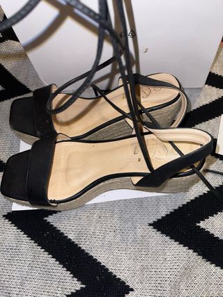 Sandalias cuña negras atadas