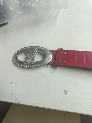 Cinturón granate con hebilla de conejito y pedrerí