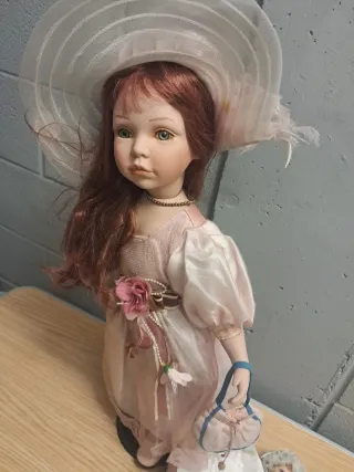 Muñeca de porcelana con vestido rosa
