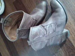 Botas y deportivas variadas