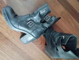 Botas y deportivas variadas