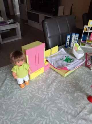 Familia Barriguitas con mobiliario