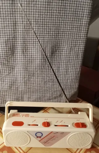Radio vintage marca Moulinex con AM e FM.