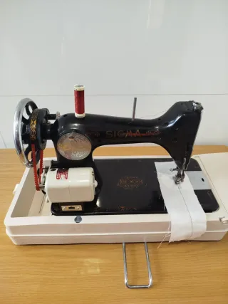 Máquina de coser Sigma con motor y pedal