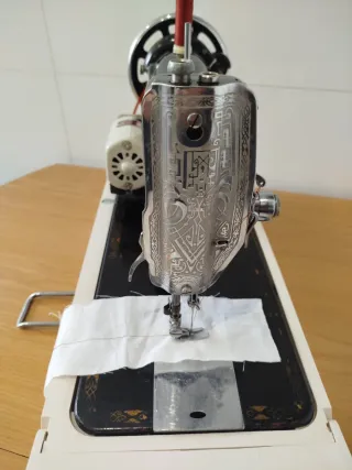 Máquina de coser Sigma con motor y pedal