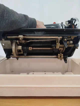 Máquina de coser Sigma con motor y pedal