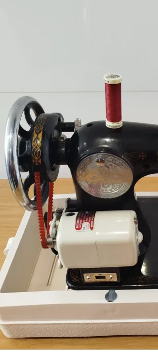 Máquina de coser Sigma con motor y pedal