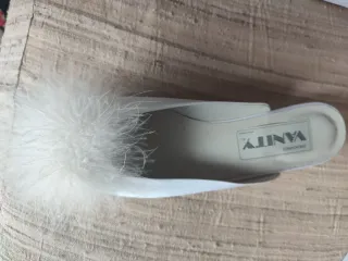 Zapatos Vanity S.L. blancos con plumas