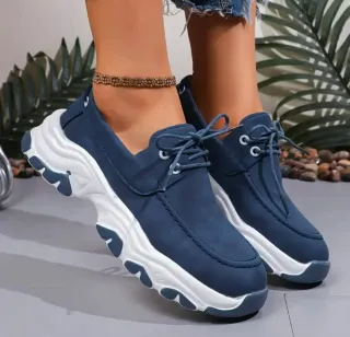 Zapatillas azules y blancas