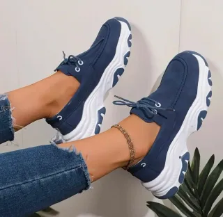 Zapatillas azules y blancas