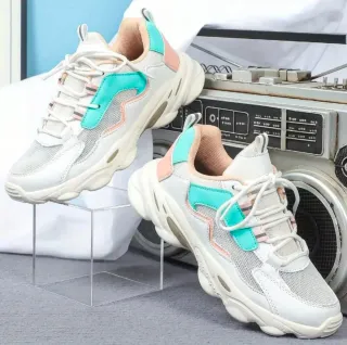 Zapatillas deportivas blancas y turquesa