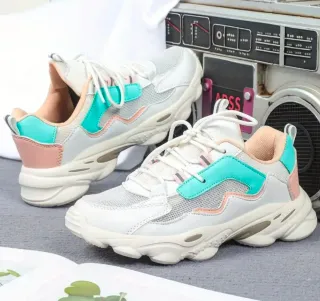 Zapatillas deportivas blancas y turquesa