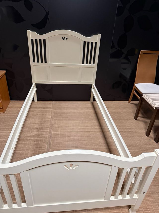 Set letto in legno 105x190. Nuovo, inutilizzato.