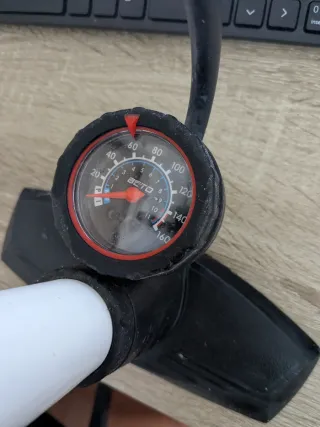 Hinchador de pie con manómetro