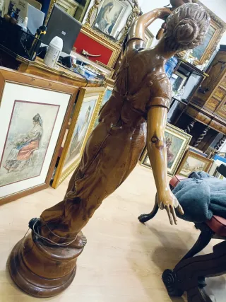 Antigua Lámpara Madera Figura Mujer Antorcha