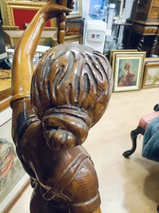 Antigua Lámpara Madera Figura Mujer Antorcha