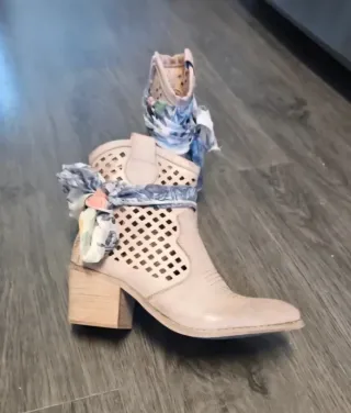 Botines Chika10 Beige con Pañuelo Multicolor