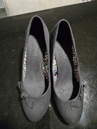Zapatos de tacón negros con lazo