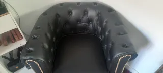 2 poltrone Chester in pelle nera