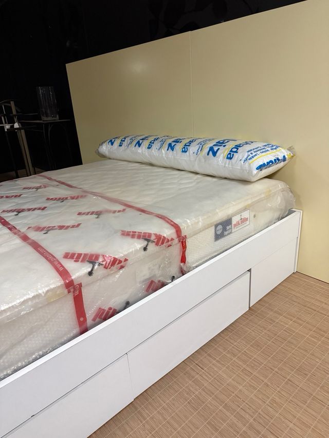 Testiera, letto con cassetti e set di materassi