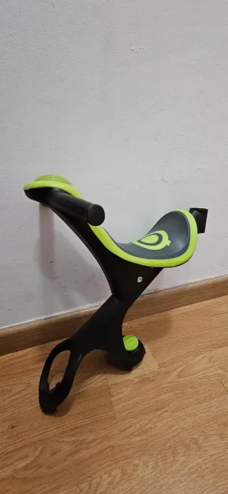 Correpasillos Globber verde y negro