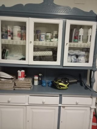 Mueble de madera y cristal azul