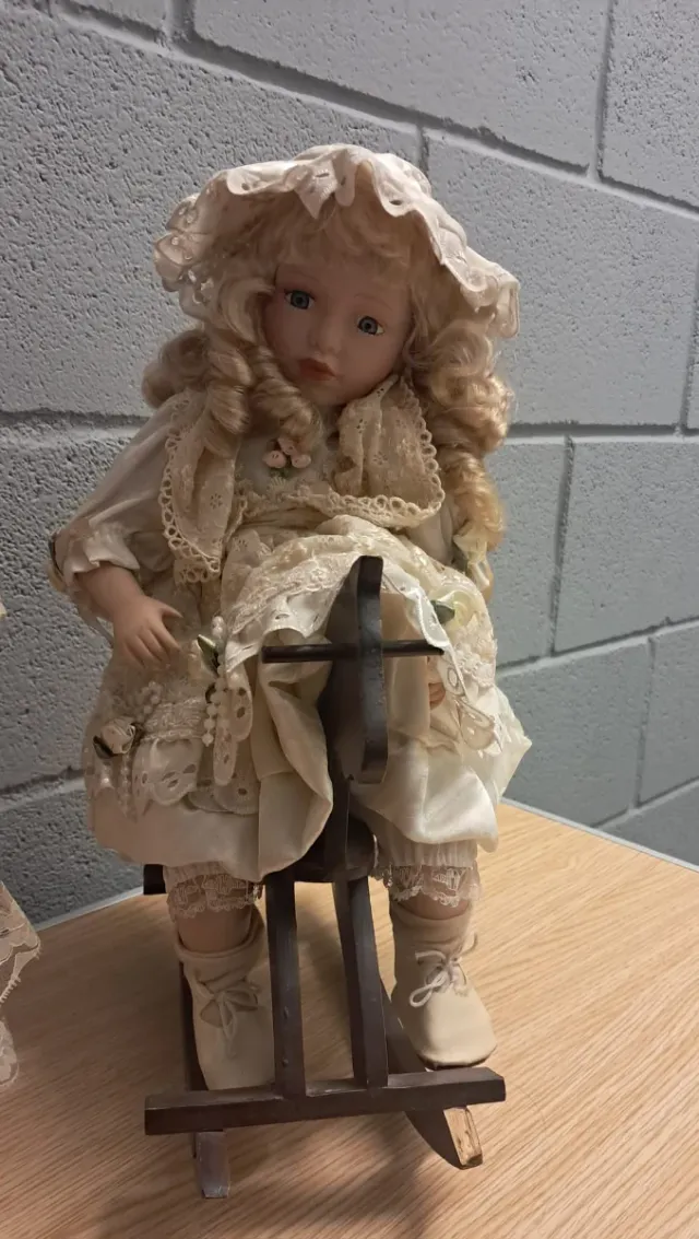 Muñeca antigua de porcelana con balancín