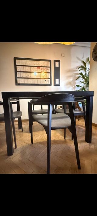 Mesa cristal y 4 sillas madera