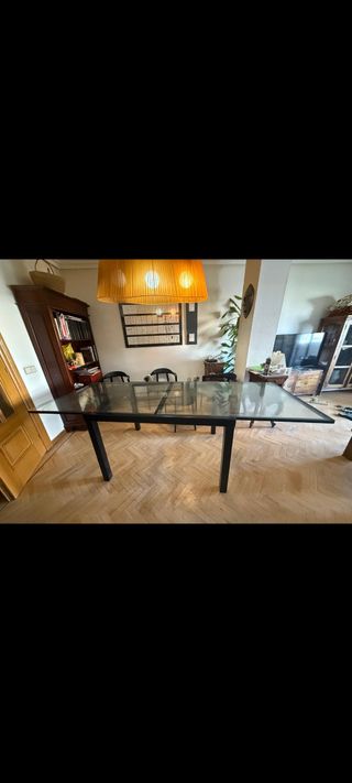 Mesa cristal y 4 sillas madera