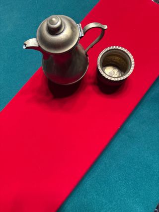 Set brocca e vasetto in metallo dorato