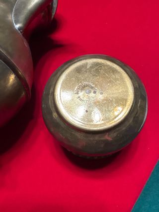 Set brocca e vasetto in metallo dorato