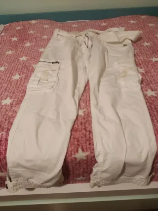 Pantalón cargo blanco largo con cinturón