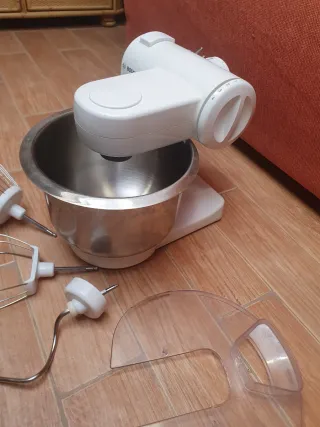 Robot de cocina Bosch con accesorios