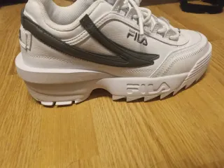 Zapatillas Fila Blancas y Verde Oliva
