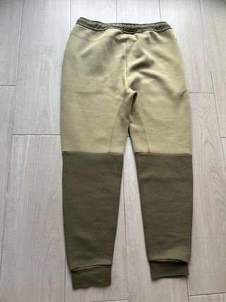 Conjunto Nike Tech Fleece Verde y Beige.