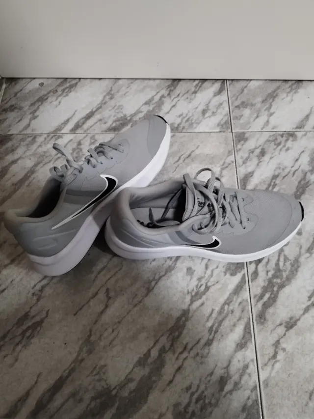 Nike Starrunner Gris y Blanco
