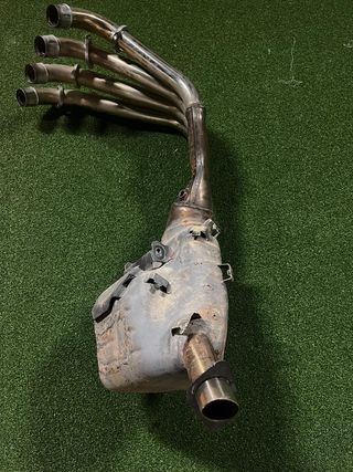 Tubo de escape Honda CB 650R modificado