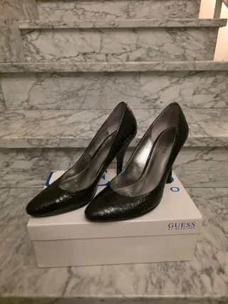 Décolleté nere Guess pitone