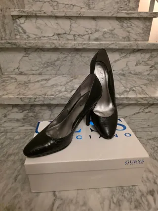 Décolleté nere Guess pitone