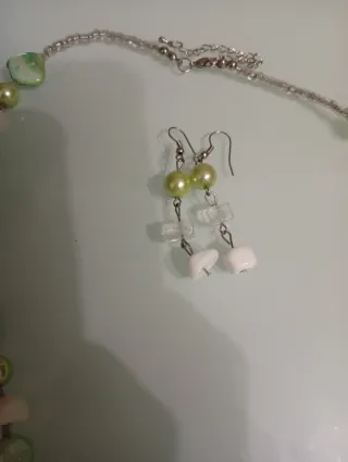 Collar y pendientes de perlas y cuentas