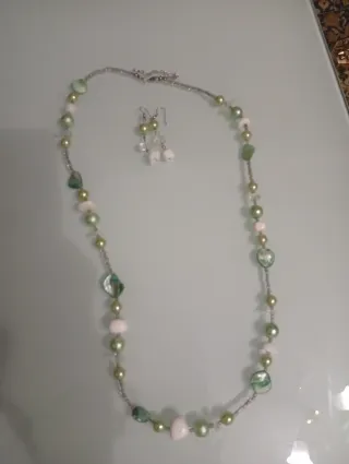 Collar y pendientes de perlas y cuentas