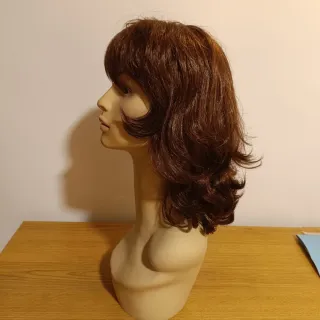 Cabeza expositora con peluca castaña
