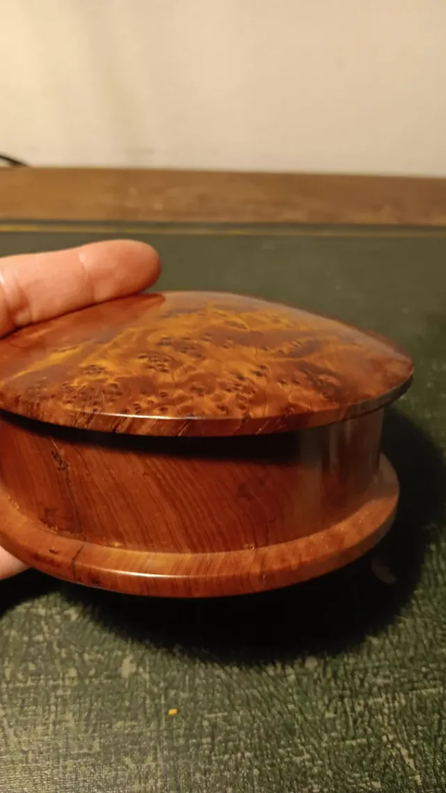 Scatola in legno con venature