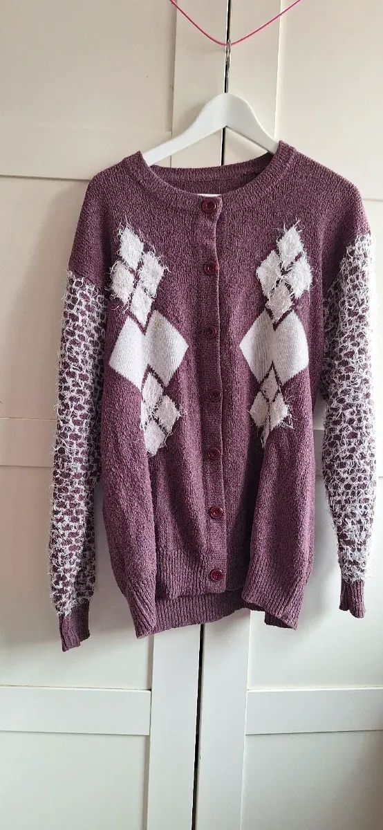 Chaqueta de punto morada con rombos blancos 