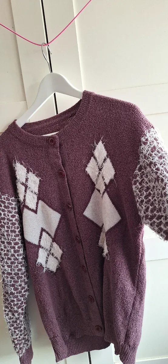 Chaqueta de punto morada con rombos blancos 