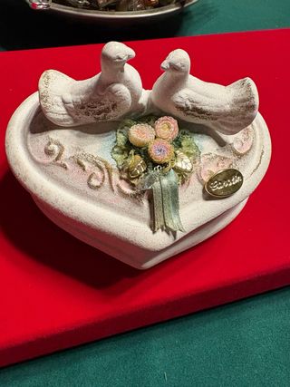 Portagioie a forma di cuore con colombe