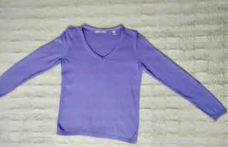 Jersey de punto violeta cuello pico