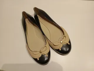 Bailarinas beige y negras con lazo