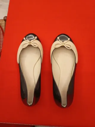 Bailarinas beige y negras con lazo