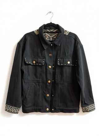 Chaqueta vaquera negra con detalles dorados